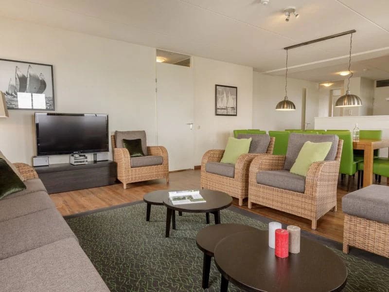 Impressie van de woonkamer in de Waterfront Suite VIP voor 12 personen op Center Parcs De Eemhof