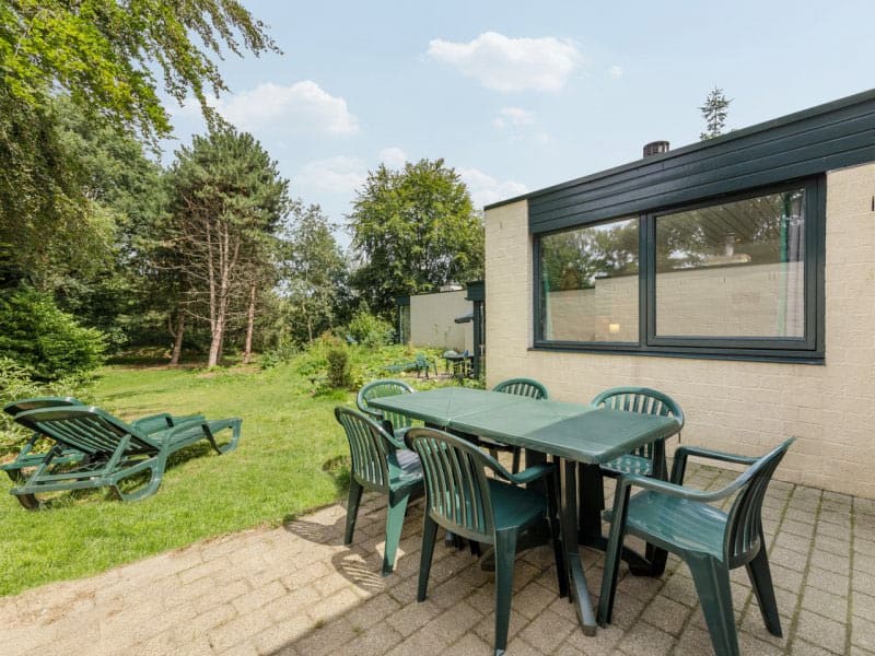 Impressie van het terras bij de comfort cottage voor 6 personen op Center Parcs Het Heijderbos in Heijen