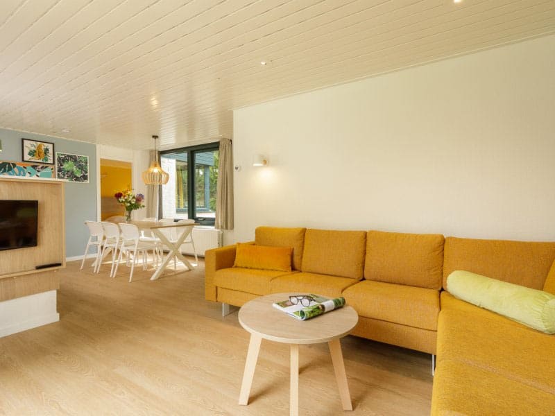 Impressie van de woonkamer in de comfort cottage voor 6 personen op Center Parcs Het Heijderbos in Heijen