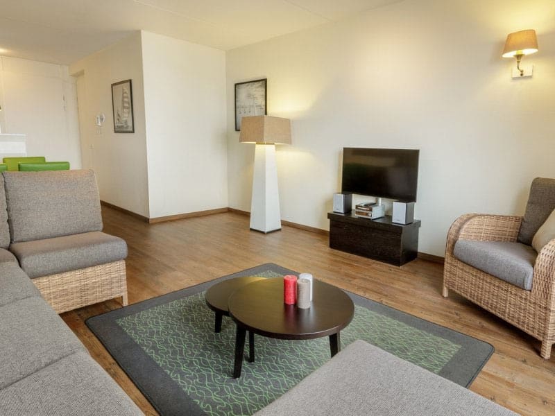 Impressie van de woonkamer in de Waterfront Suite VIP voor 6 personen op Center Parcs De Eemhof