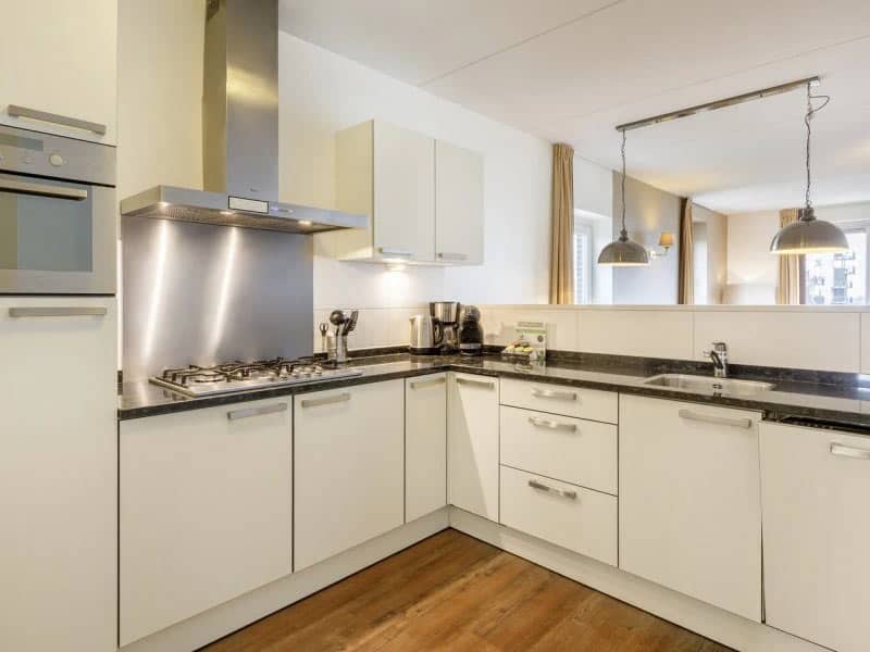 Impressie van de keuken in de Waterfront Suite VIP voor 8 personen op Center Parcs De Eemhof