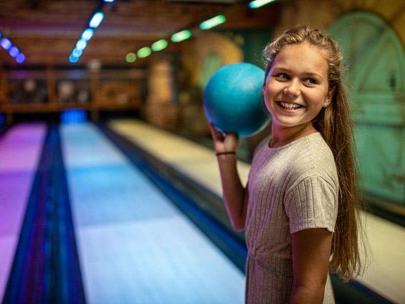 Bowlen in de Action Factory, de activiteitenhal op Center Parcs De Eemhof