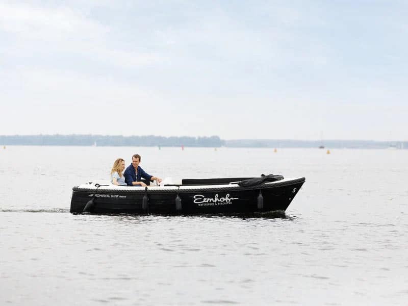 De Eemhof ligt aan het Eemmeer waar je allerlei soorten watersport kan doen