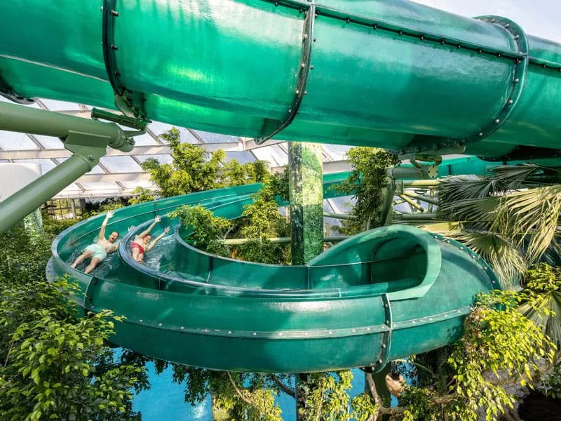Impressie van een van de drie glijbanen in zwembad Aqua Mundo op Het Heijderbos
