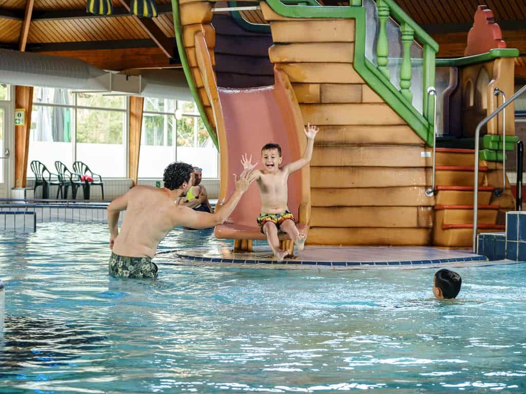 Impressie van het zwembad op Landal Coldenhove, een vakantiepark en camping op de Veluwe