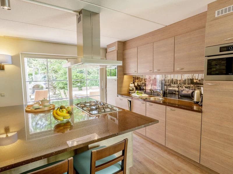 Impressie van de keuken in het luxe 10-persoons huisje met sauna op Port Zelande