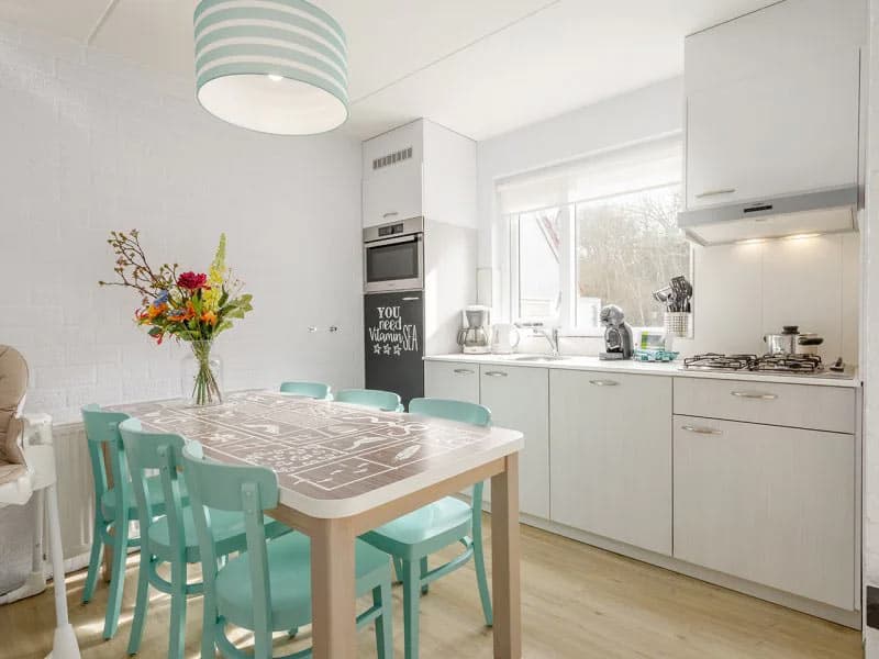 Impressie van de keuken en eethoek in de Comfort cottage voor 6 personen in Zandvoort