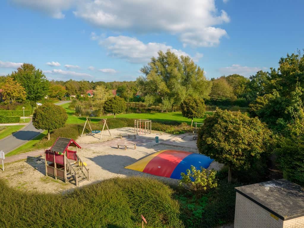 Impressie van de speeltuin met airtrampoline op Landal Hunerwold State in Wateren