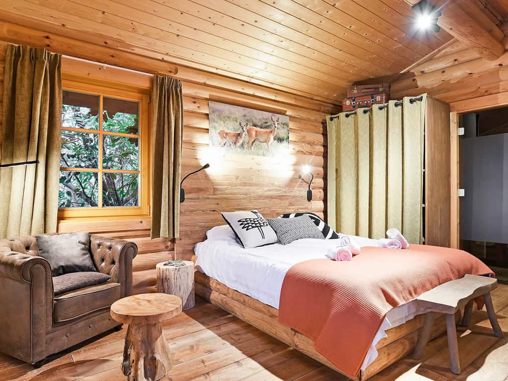 Impressie van de woon- en slaapkamer in het 2-persoons loghome op Summio Parc Duc de Brabant 2B