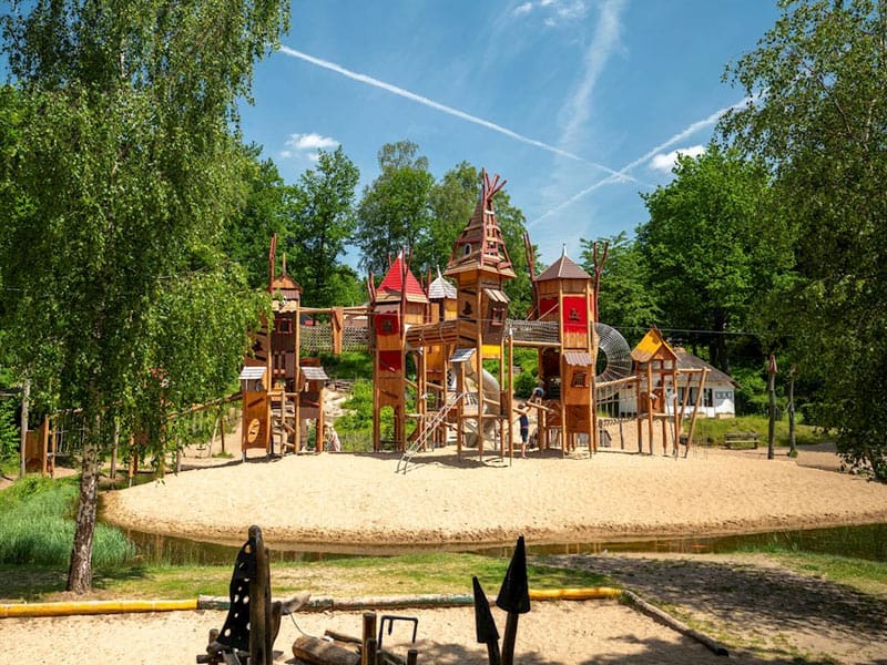 Impressie van de grote speeltuin op het familiepark op de Veluwe