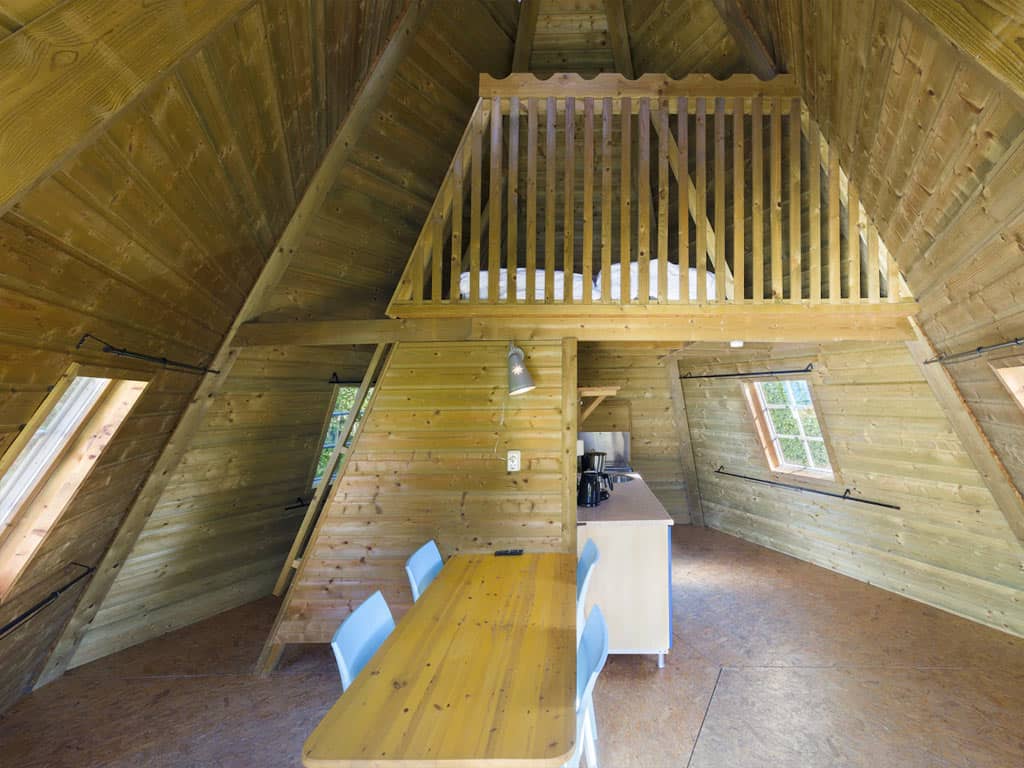 Impressie van het interieur in de 4-persoons Wigwam op Roompot Beach Resort in Zeeland