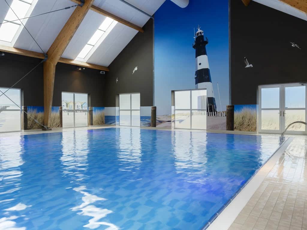 Impressie van het overdekte zwembad met peuterbad op Dormio Strand Resort Nieuwvliet-Bad in Zeeland