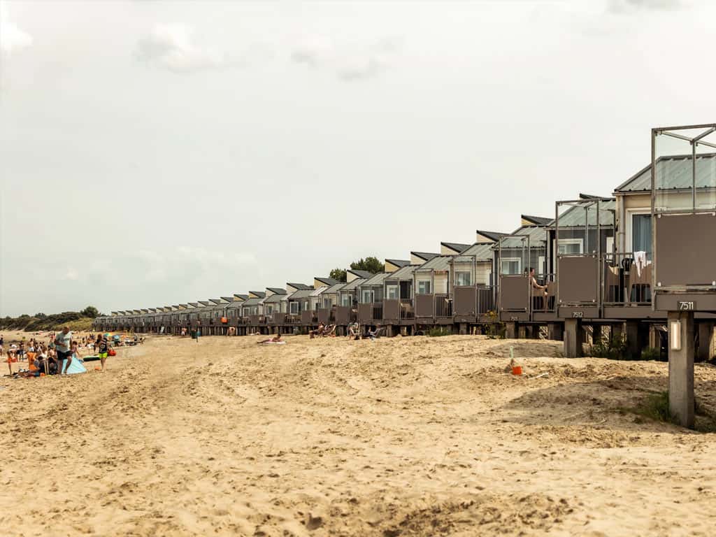Impressie van een aantal huisjes op het strand van Roompot Beach Resort in Kamperland, aan de Oosterschelde in Zeeland