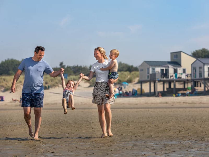 Vind een vakantiepark dat aan het strand ligt. Bijvoorbeeld Roompot Beach Resort in Kamperland.