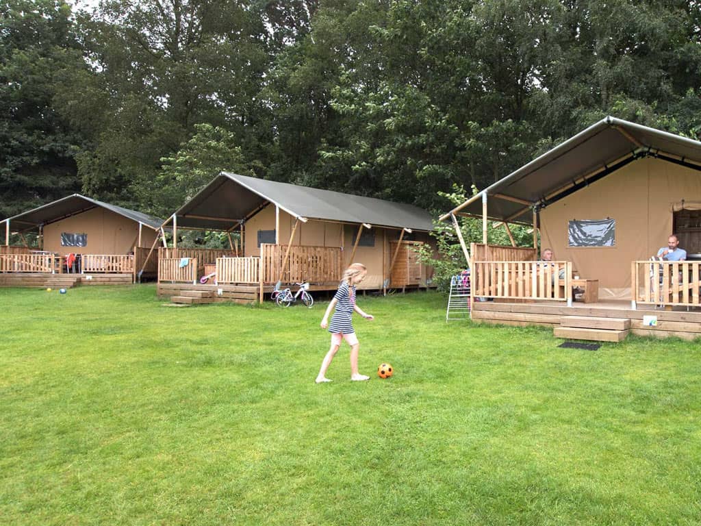 Impressie van de luxe ingerichte tenten op vakantiepark en camping Molecaten Park Landgoed Ginkelduin in Leersum