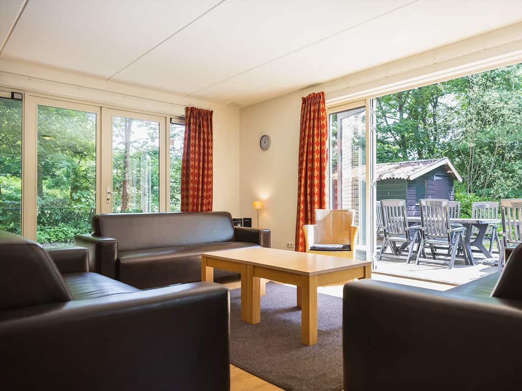 Impressie van de inrichting van de 10-persoons bungalow Sauna 10 op vakantiepark Summio Parcs de Berkenhorst