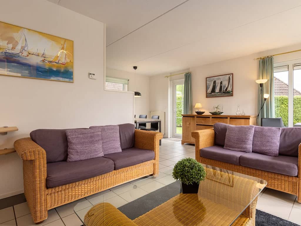 Impressie van de woonkamer in de 8-persoons Wiidbungalow op Summio Vakantiepark It Wiid