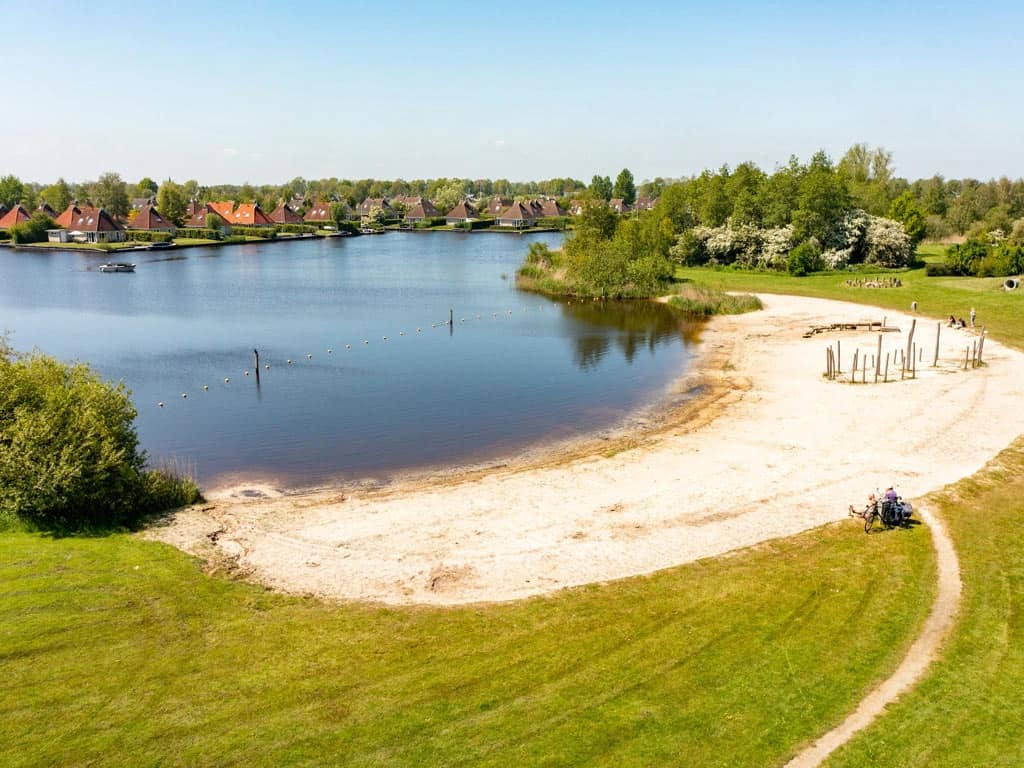 Impressie van de recreatieplas met strandje bij Summio Vakantiepark It Wiid in Eernewoude