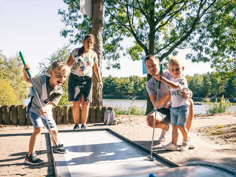 Impressie van minigolf, een van de activiteiten die op Roompot Weerterbergen is te doen