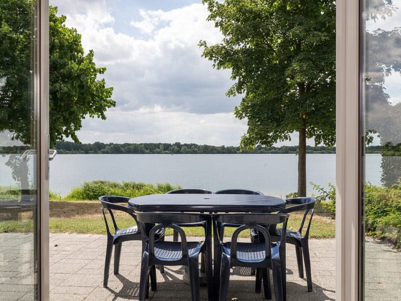 Impressie van het uitzicht vanaf het terras bij de Waterwoning voor 6 personen op Resort Boschmolenplas