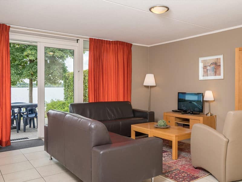 Impressie van de woonkamer in de Waterwoning voor 6 personen op Resort Boschmolenplas