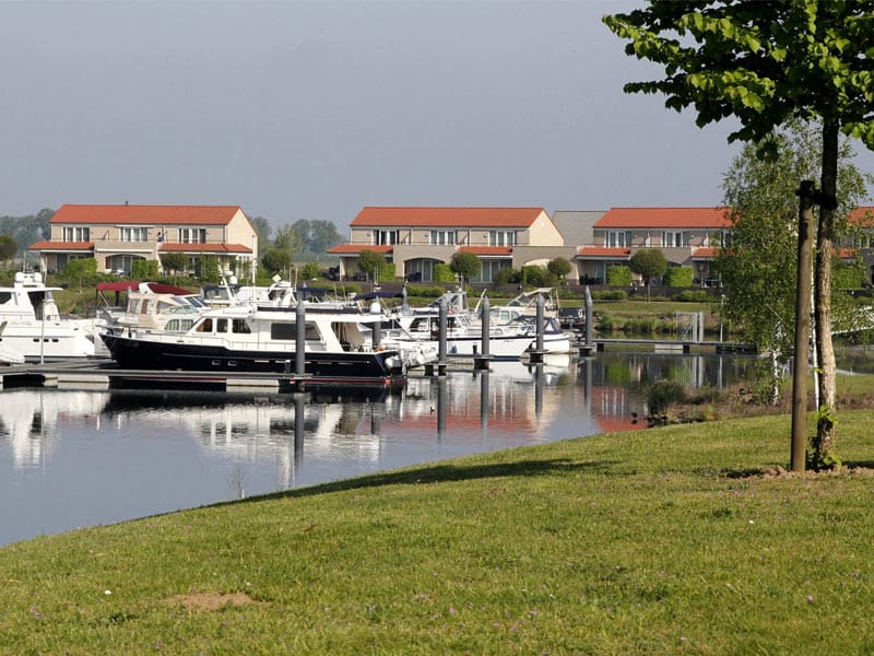 Impressie van Resort Boschmolenplas met de haven en vakantiewoningen