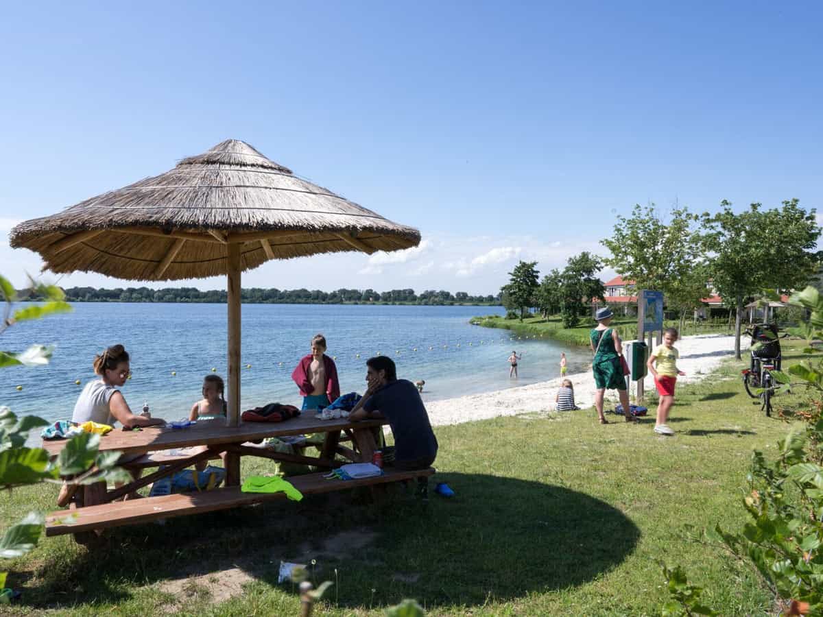 Impressie van het strand aan de Maasplassen bij Resort Boschmolenplas in Heel, een vakantiepark in Limburg
