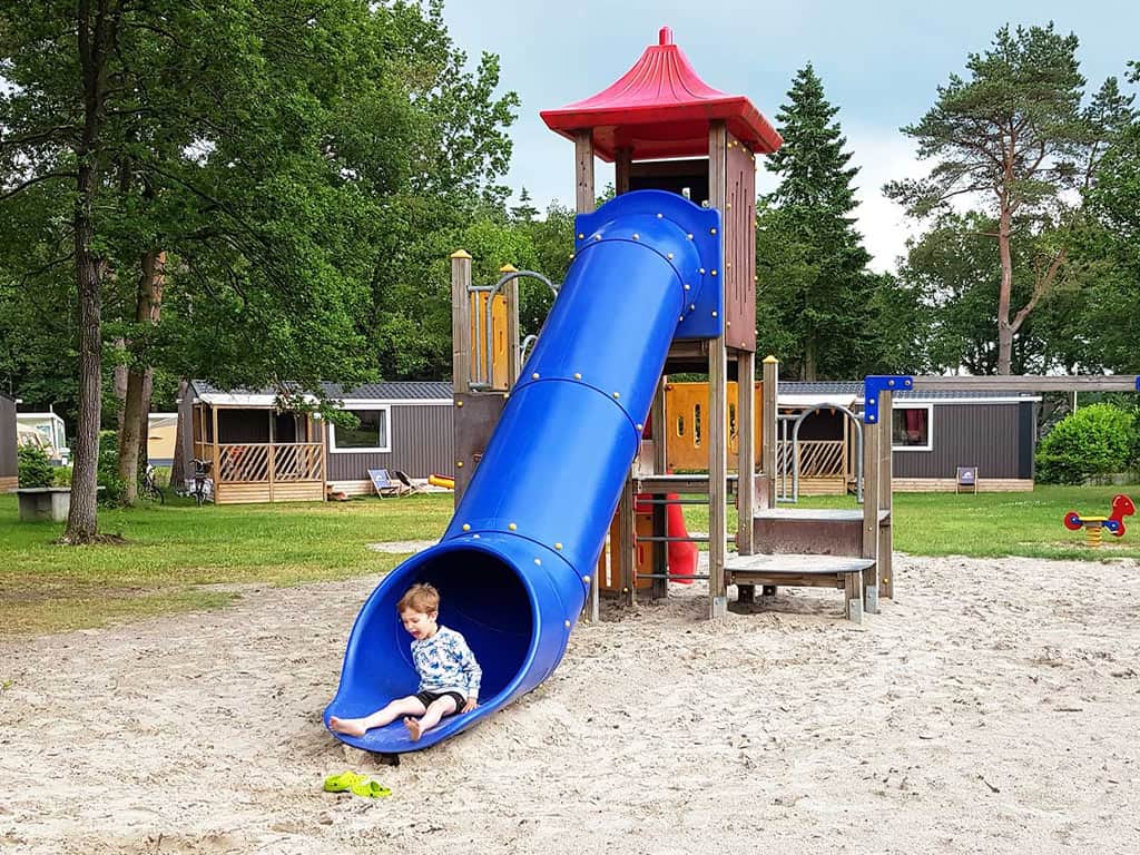 Impressie van enkele chalets op vakantiepark en camping Molecaten Park De Koerberg in Heerde
