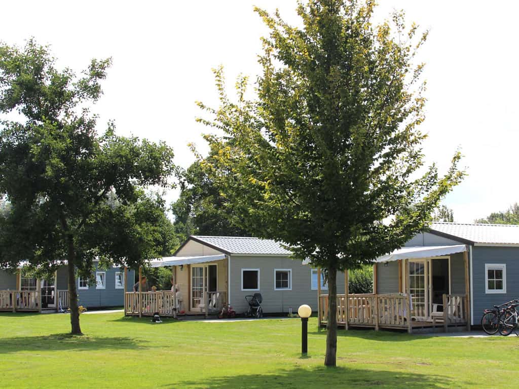 Impressie van enkele chalets op vakantiepark en camping Molecaten Park Flevostrand aan het Veluwemeer