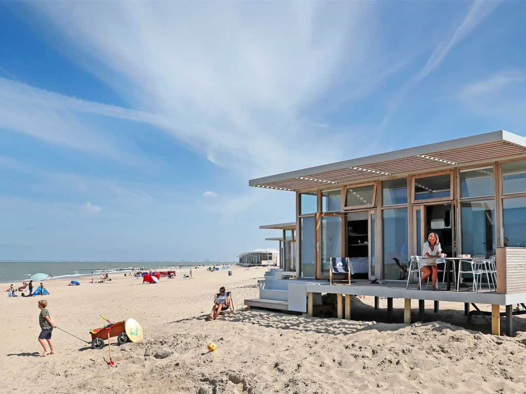 Impressie van een strandhuisje op camping Molecaten Park Hoogduin in Cadzand, Zeeland