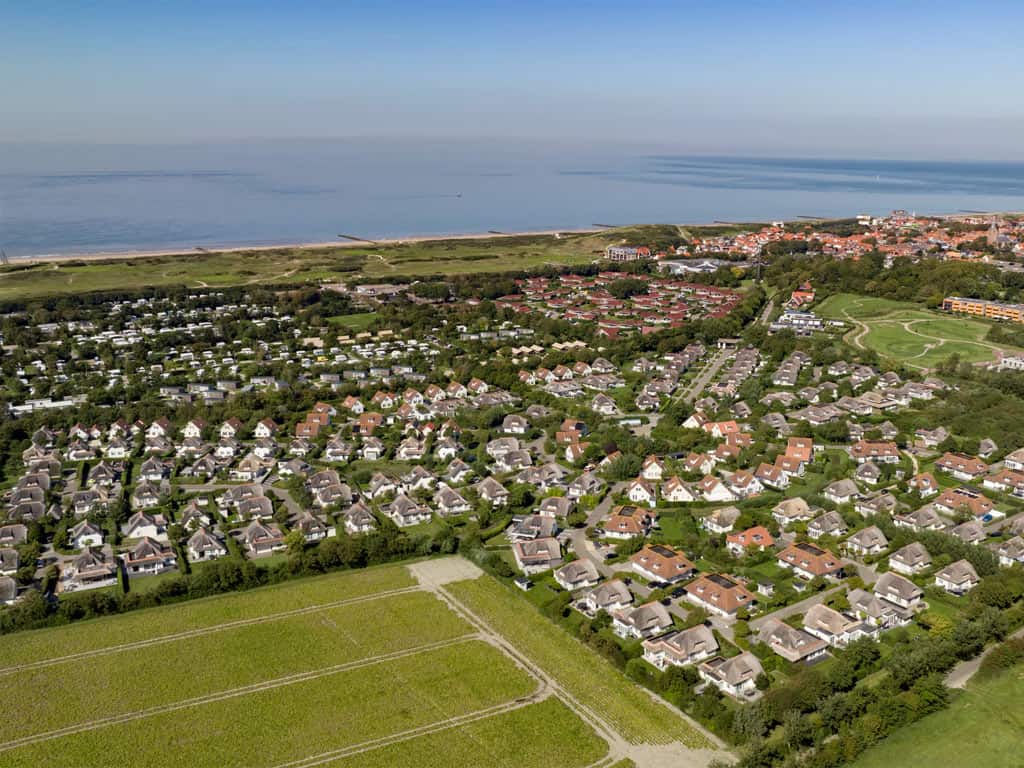 Impressie van Roompot Buitenhof Domburg, een vakantiepark in Zeeland met veel activiteiten en een groot zwembad