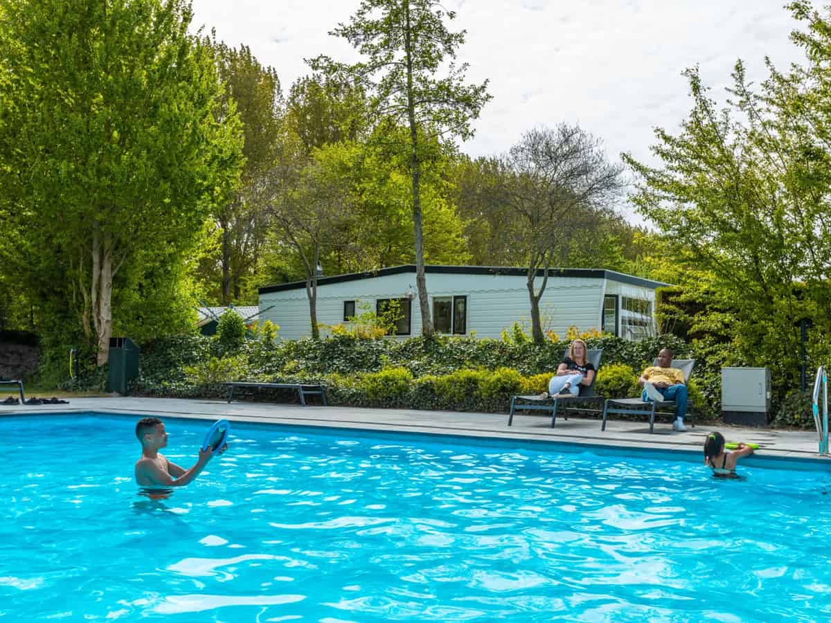 Impressie van het zwembad op vakantiepark en camping EuroParcs Molengroet in Noord-Scharwoude