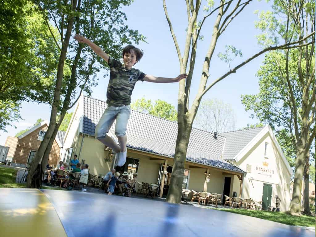 Impressie van de speeltuin en het restaurant op Landal De Waufsberg in Limburg