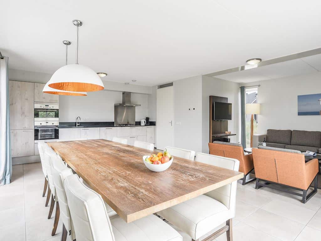 Impressie van de woonkamer in het 10-persoons huisje 10C op Landal Strand Resort Ouddorp Duin