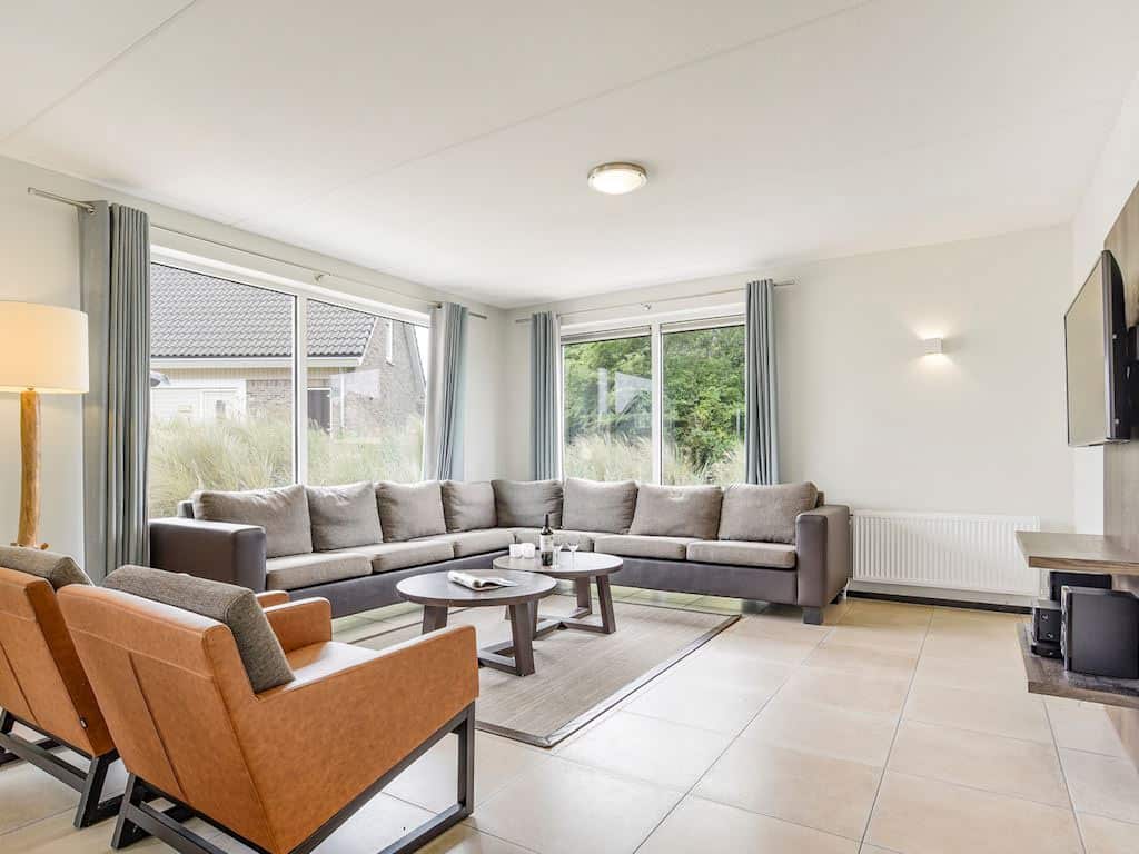 Impressie van de woonkamer in het 10-persoons huisje 10L op Landal Strand Resort Ouddorp Duin