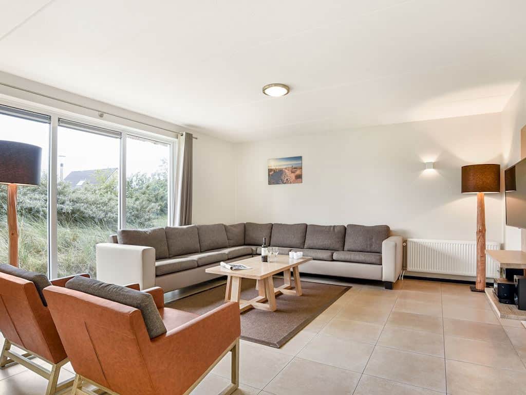 Impressie van de woonkamer in het 12-persoons huisje 12C op Landal Strand Resort Ouddorp Duin