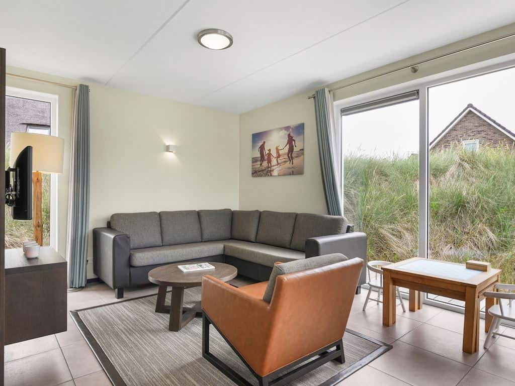 Impressie van de woonkamer in het 6-persoons huisje 6CK op Landal Strand Resort Ouddorp Duin