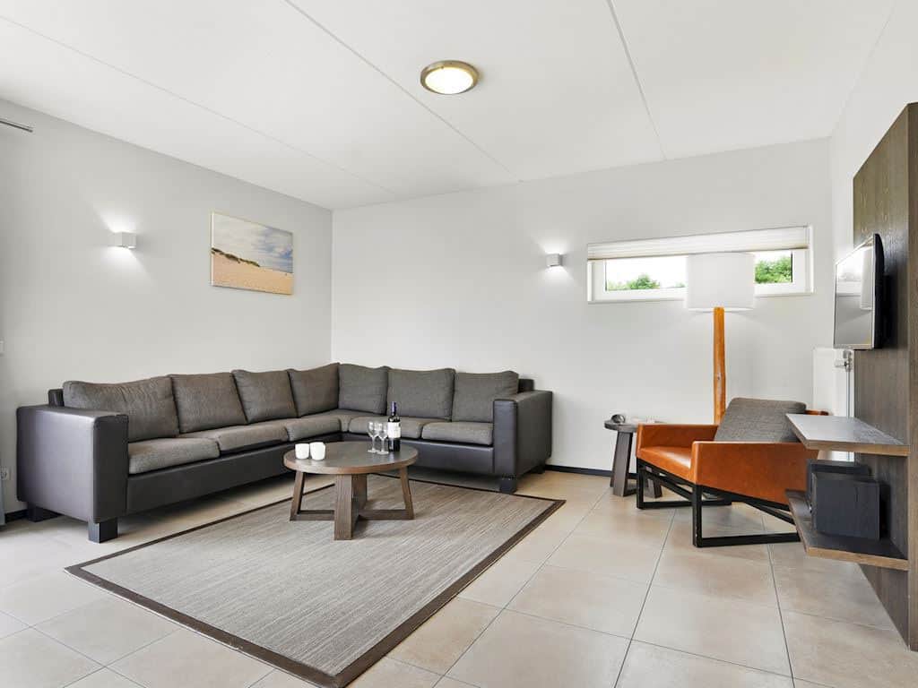 Impressie van de woonkamer in het 8-persoons huisje 8C op Landal Strand Resort Ouddorp Duin