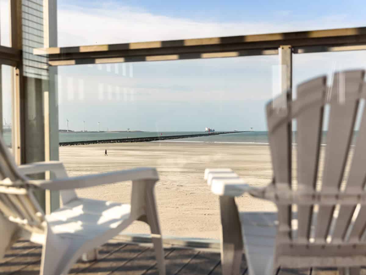 Impressie van het uitzicht vanuit je strandhuisje op Roompot Beach Villa's Hoek van Holland