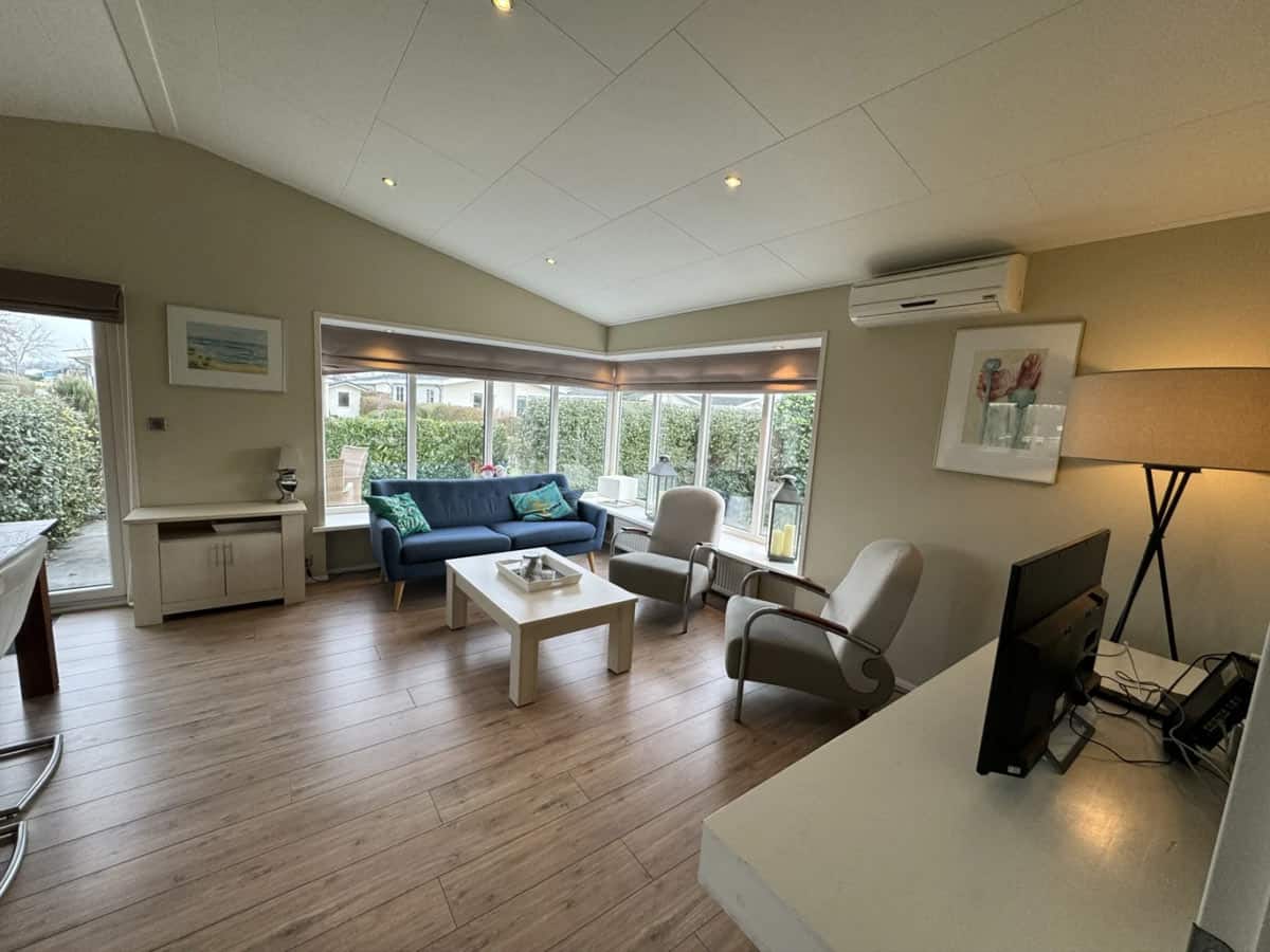 Impressie van de woonkamer in een 4-persoons chalet Comfort op EuroParcs Parc du Soleil