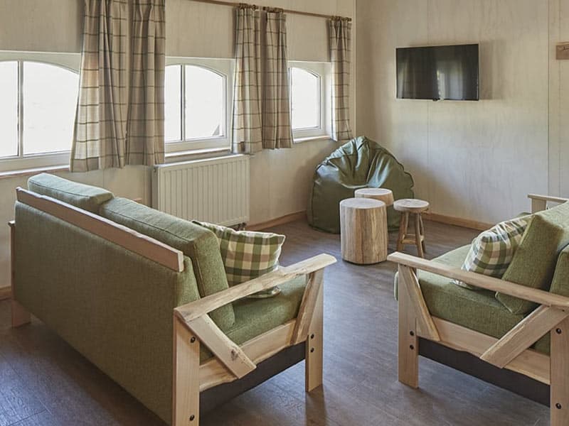 Impressie van de woonkamer in de groepsaccommodatie Schaapskooi voor 12 personen bij Efteling Loonsche Land in Kaatsheuvel