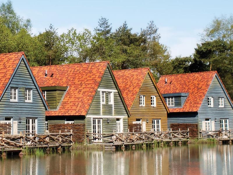 Impressie van Efteling Bosrijk waar het Boshuys aan het meer voor 8 personen is te vinden