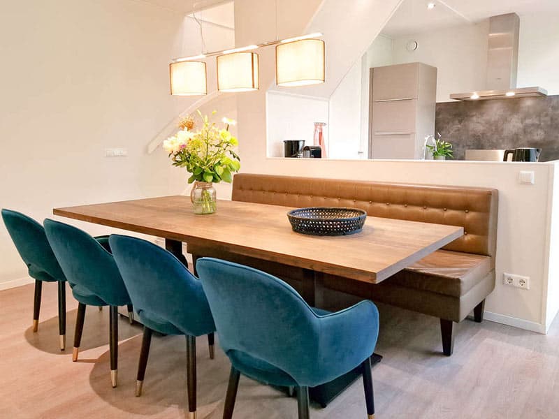 Impressie van de eethoek en keuken in de Premium Plus Duingalow, een luxe 8-persoons huisje op Duinrell