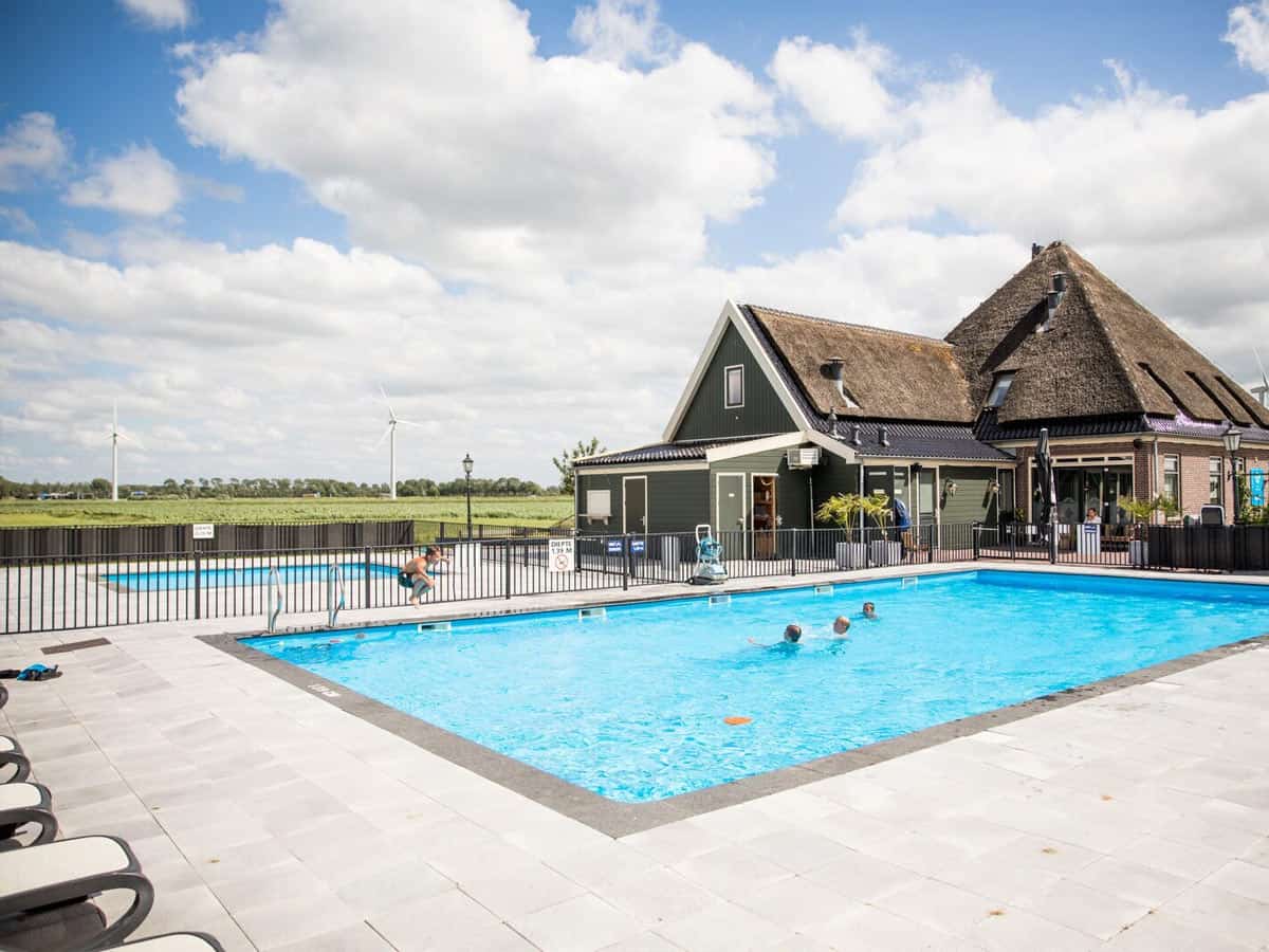 Impressie van het zwembad op TopParken Park Westerkogge, een leuk vakantiepark in Berkhout