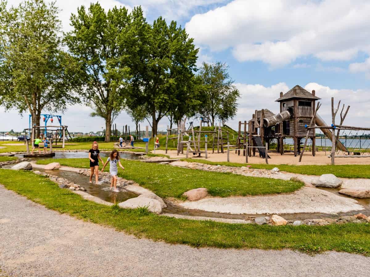 Impressie van de grote speeltuin op TopParken Recreatiepark het Esmeer in Aalst