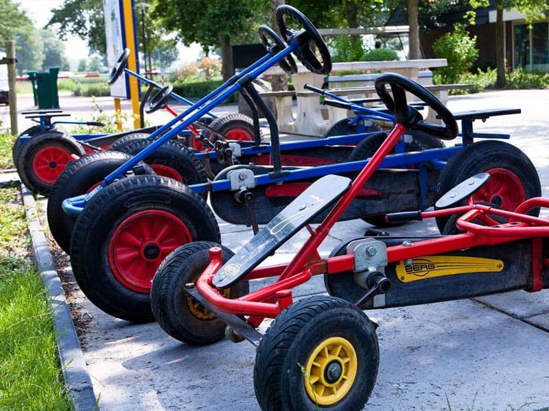 Kinderen kunnen met de skelter over het park