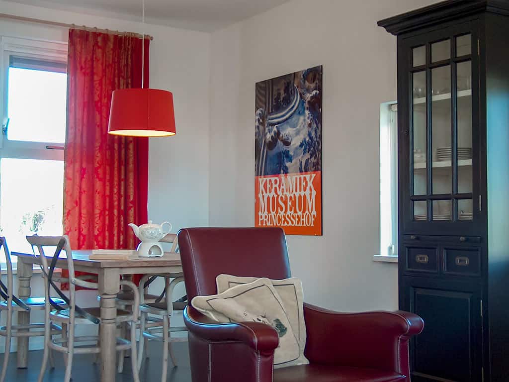 Impressie van de woonkamer in de 4-persoons Mindervalide Havenwoning 4 op Summio Havenresort Terherne