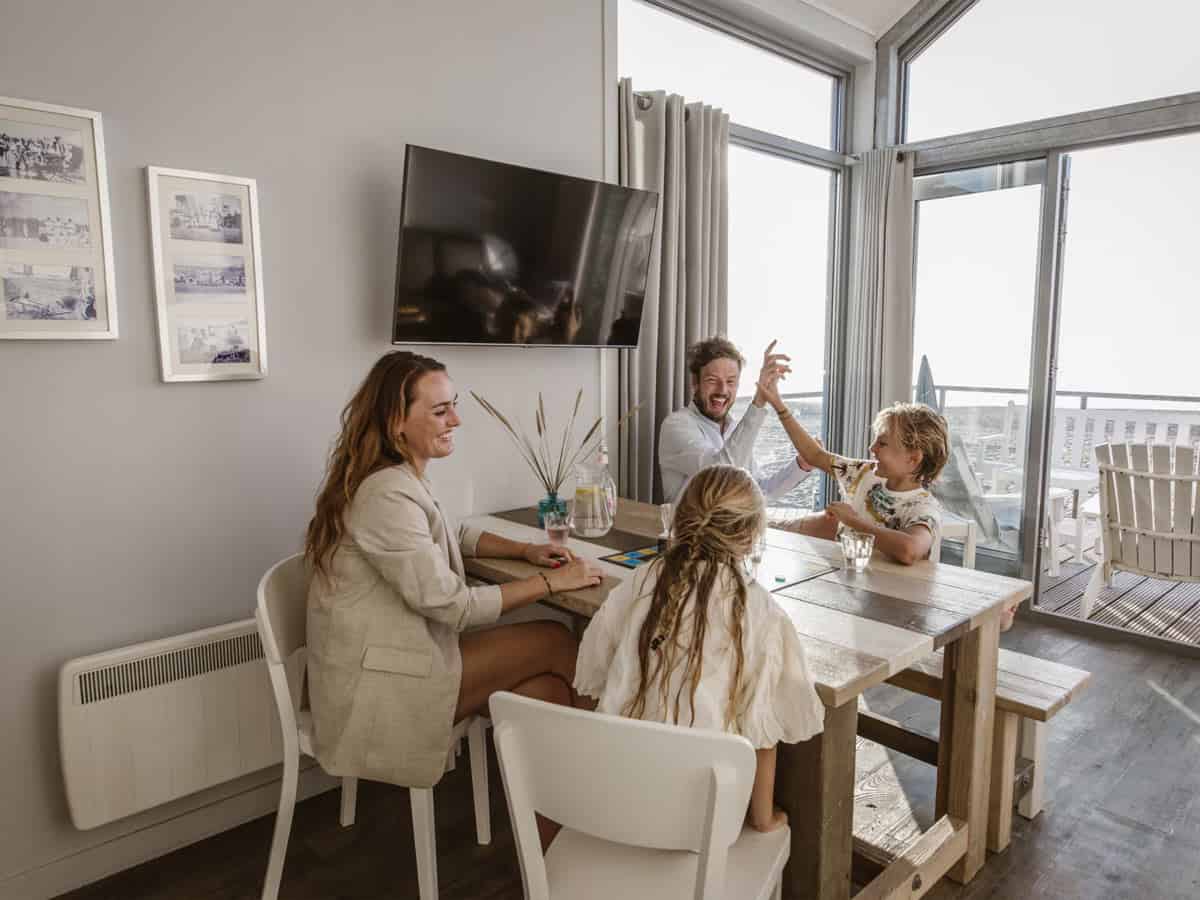 Impressie van de inrichting van een strandhuis bij Roompot Strandhuisjes Julianadorp