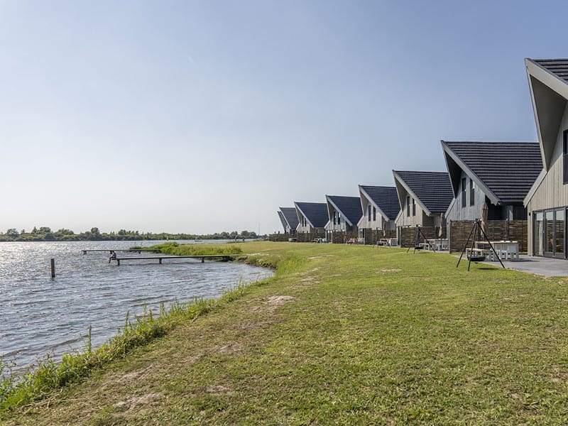 Luxe villa's met terras aan het water