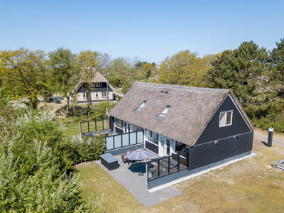 Ruim terras met loungebanken en eettafel
